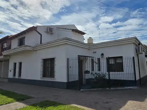 Casa en venta distribuida en dos plantas 