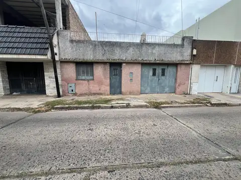 VENTA CASA 2 DORMITORIOS CON COCHERA Y PATIO EN BARRIO BELLA VISTA