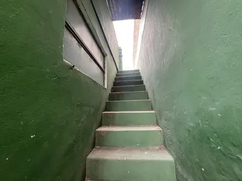 VENTA CASA 2 DORMITORIOS CON COCHERA Y PATIO EN BARRIO BELLA VISTA