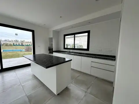Casa 4 ambientes con 3 baños