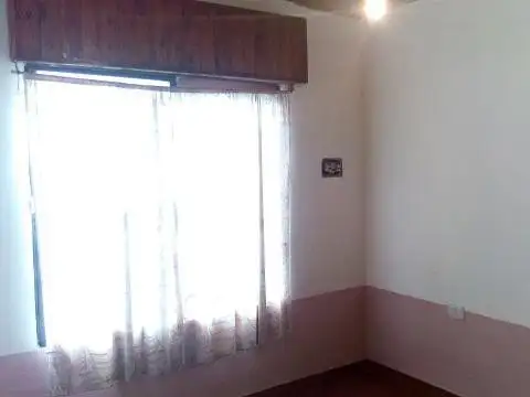 Casa 6 ambientes con 2 baños