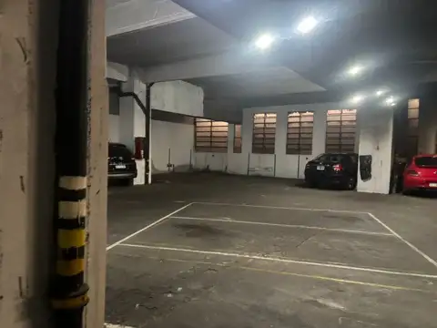 Estacionamiento Uso comercial / 28 cocheras disponibles con renta segura 630 m2
