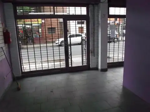 LOCAL DE 6X5, DEPOSITO 3X2, BAÑO CON ANTEBAÑO, 2 VIDRIERAS,
