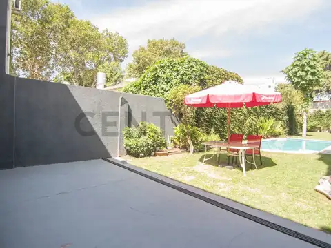 Venta de sólida casa con gran jardín y piscina a pasos de Av. Maipú y Av. Libertador – lote profundo
