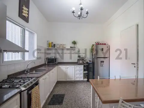 Venta de sólida casa con gran jardín y piscina a pasos de Av. Maipú y Av. Libertador – lote profundo