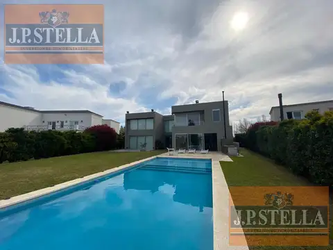 Casa en Venta con 3 cocheras