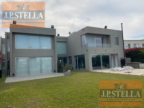 Casa 5 ambientes con 4 baños