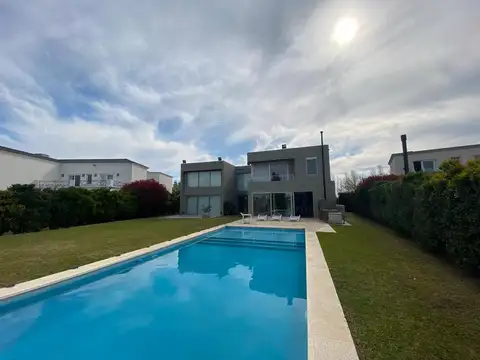Casa en Venta con 3 cocheras