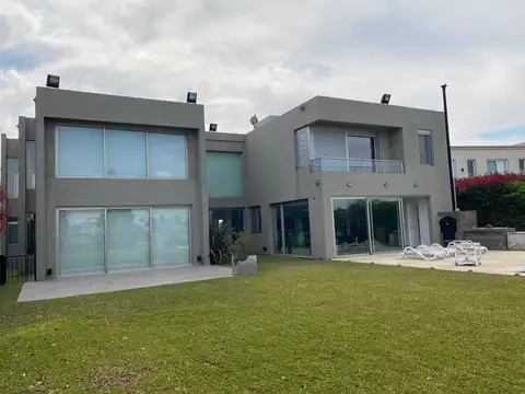 Casa 5 ambientes con 4 baños