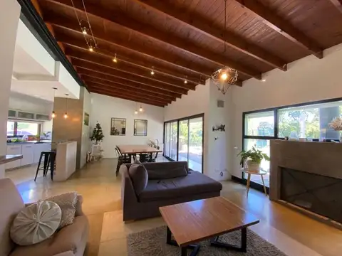 Casa en Venta con 3 cocheras