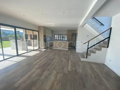 Casa 6 ambientes con 4 baños