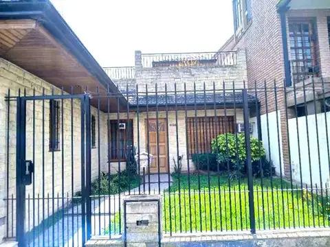 CASA EN VENTA PJE CALDERON AL 6100 WILDE CENTRO