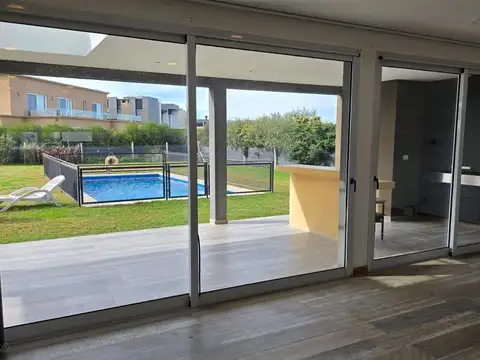 Casa en Alquiler con 3 cocheras