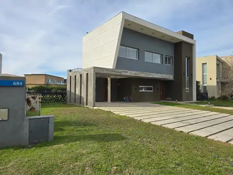 Casa 4 ambientes en Terralagos