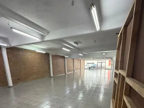 LCF A188 - LOCAL COMERCIAL - 680m2 - AV. RADEMACHER Y CABRED