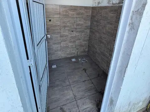 LOTE CON MEJORAS PISCINA CUARTO Y BAÑO