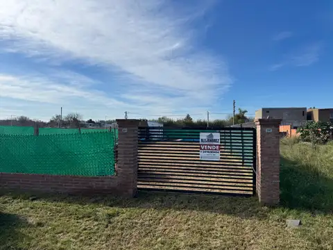 LOTE CON MEJORAS PISCINA CUARTO Y BAÑO