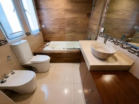 Casa 5 ambientes con 4 baños