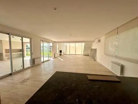 Hermosa casa en Puerto Roldán, calle Los quebrachos, lote 312.