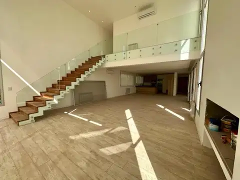 Casa en Alquiler con 4 cocheras