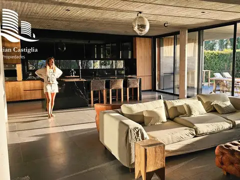 Casa en Alquiler con 2 cocheras