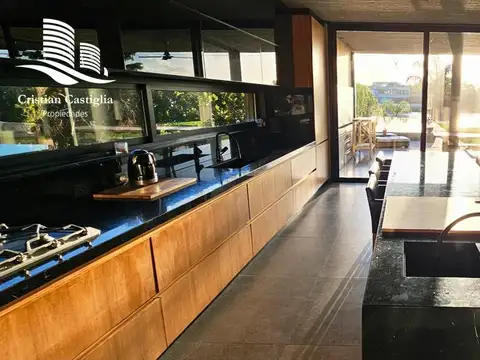 Casa 6 ambientes con 5 baños