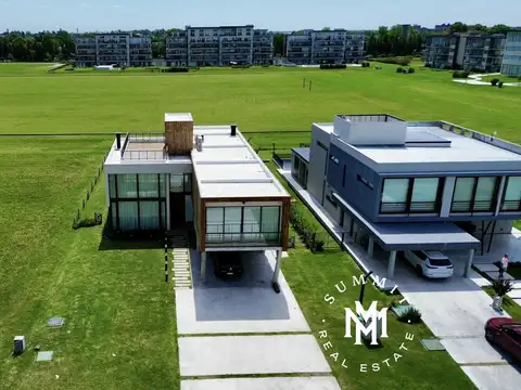 Casa en Venta con 6 cocheras