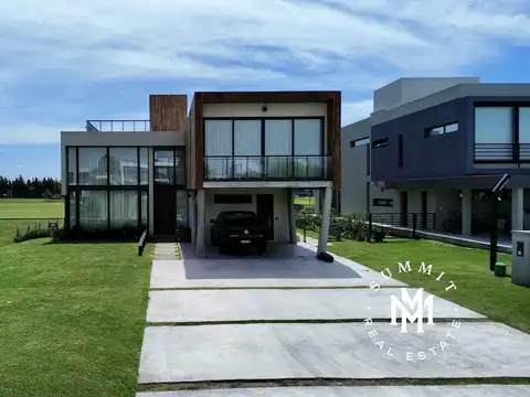 Casa 6 ambientes con 5 baños