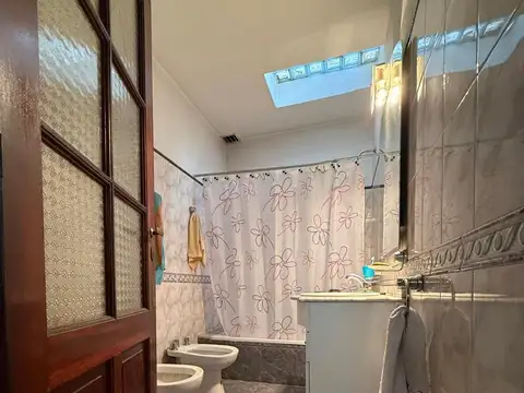 Casa 6 ambientes con 2 baños