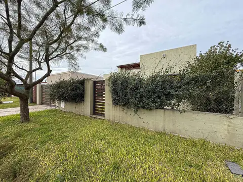 VENTA- Casa de 3 dormitorios en Barrio Las Tardes, Roldan.