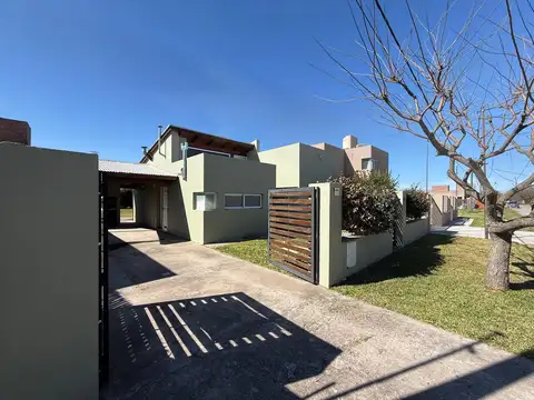 VENTA- Casa de 3 dormitorios en Barrio Las Tardes, Roldan.