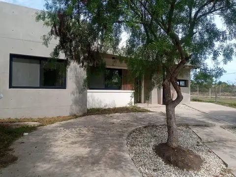 Casa 4 ambientes con 2 baños