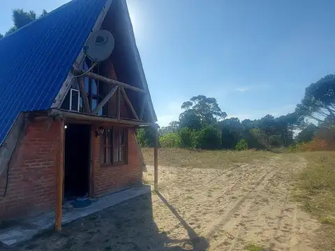 CASA (CABAÑA) 2 DORMITORIOS EN VENTA LA ESMERALDA