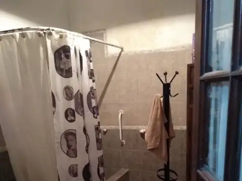 Casa 6 ambientes con 2 baños