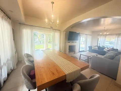 Casa 5 ambientes con 4 baños