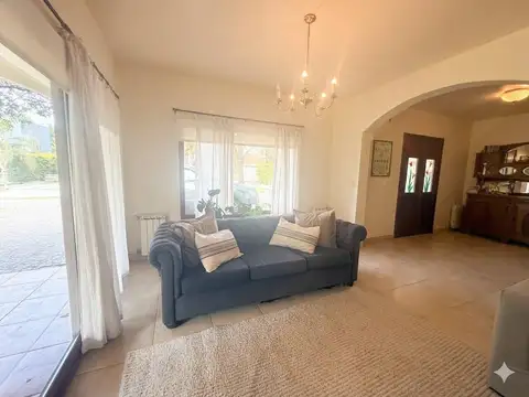 Casa en Alquiler con 2 cocheras