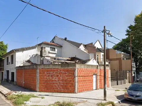 Venta de casa en esquina para terminar o subdividir