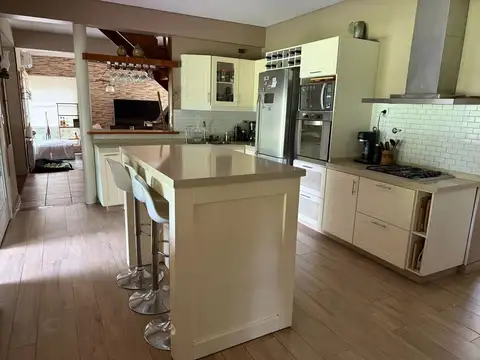 Casa 6 ambientes con 2 baños