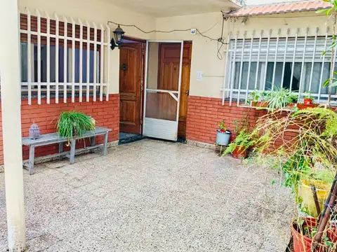 2 deptos y taller a la calle  Lomas del Mirador
