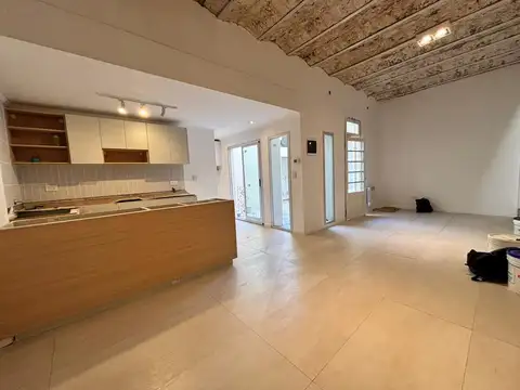 Venta Casa de Pasillo de dos dormitorios, patio y terraza