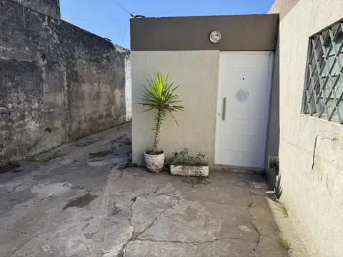 Casa con local cochera patio