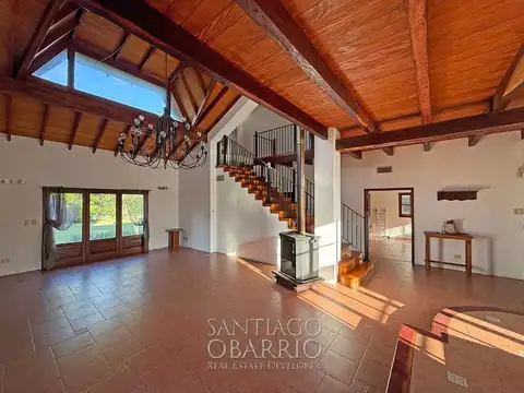 Casa en venta de  416 m² cubiertos sobre lote de 900 m² en barrio El Casco de Moreno 100