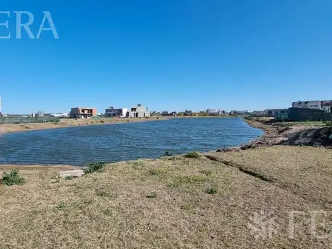 Venta Lote de 778 m2 con fondo a laguna en Barrio Magallanes