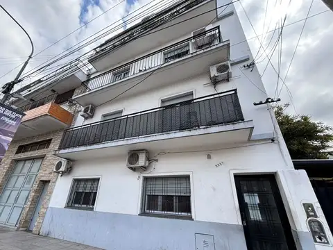 VENTA PH 2 AMB. CON 2 PATIOS EN PB - CASEROS