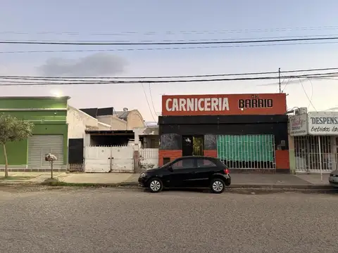 Venta de lote con local, casa y departamento en excelente ubicación comercial - a refaccionar