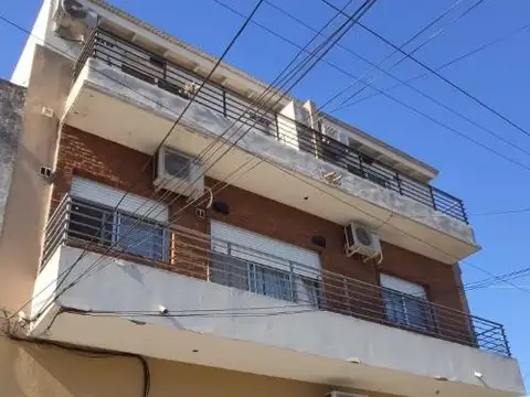 Lindo, luminoso y amplio con 2 baños y patio