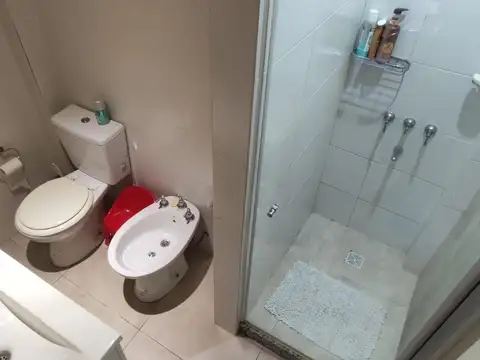 Lindo, luminoso y amplio con 2 baños y patio