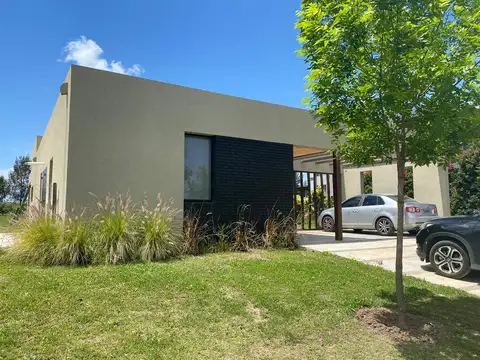 Casa en Alquiler anual sobre lote interno  - San Gabriel, Villanueva