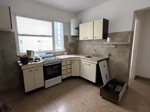 Departamento 3 ambientes con dependencia Sobre Av Montes de Oca