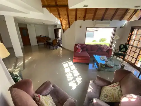 Casa 5 ambientes con 3 baños